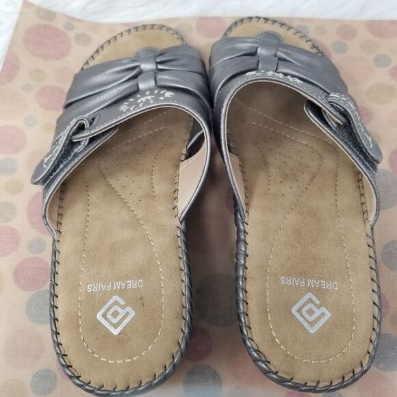 Dream Pairs Slip On Shoes. Size 8 - Picture 2 of 7